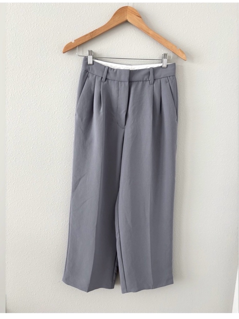 Wilfred women’s Pleated Dress Pants in Light Blue Gray cropped